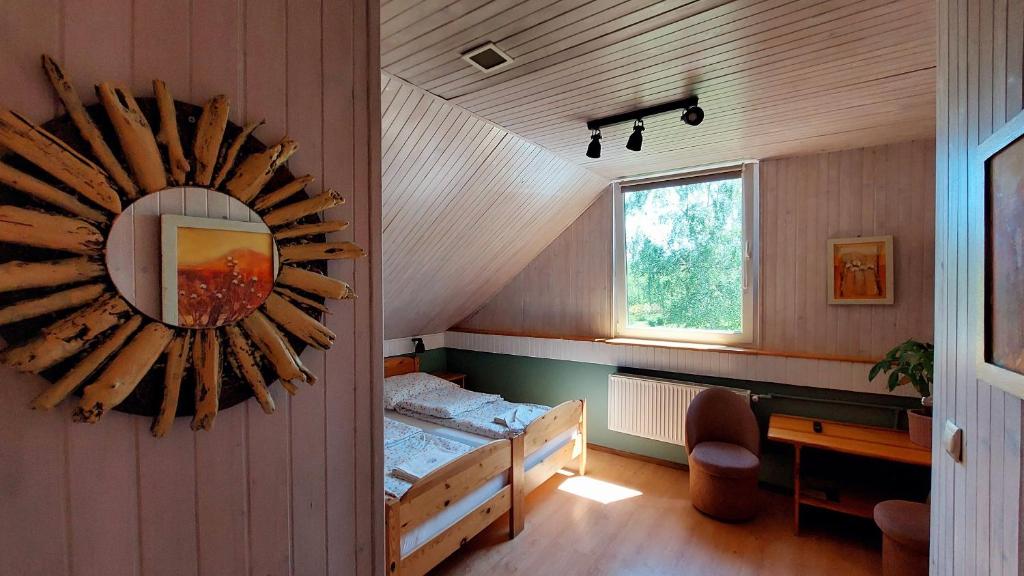 sypialnia z łóżkiem i lustrem na ścianie w obiekcie Pod Małym Jasłem w Cisnej