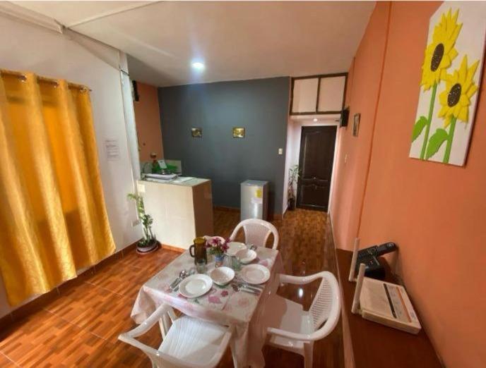een kamer met een tafel en stoelen en een keuken bij Agradable Dpto en Garzota Norte Guayaquil in Guayaquil