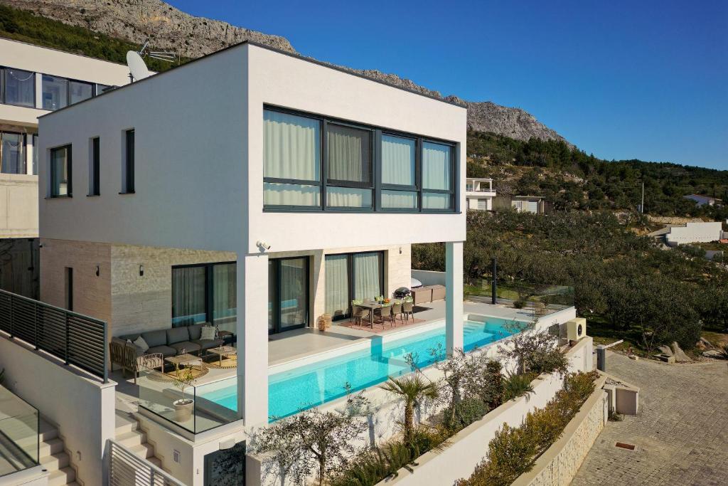 Bazén v ubytování Villa Askana, 3 Bedrooms, 4 Baths, Infinity Pool, Whirlpool, Sea view, Outdoor kitchen nebo v jeho okolí