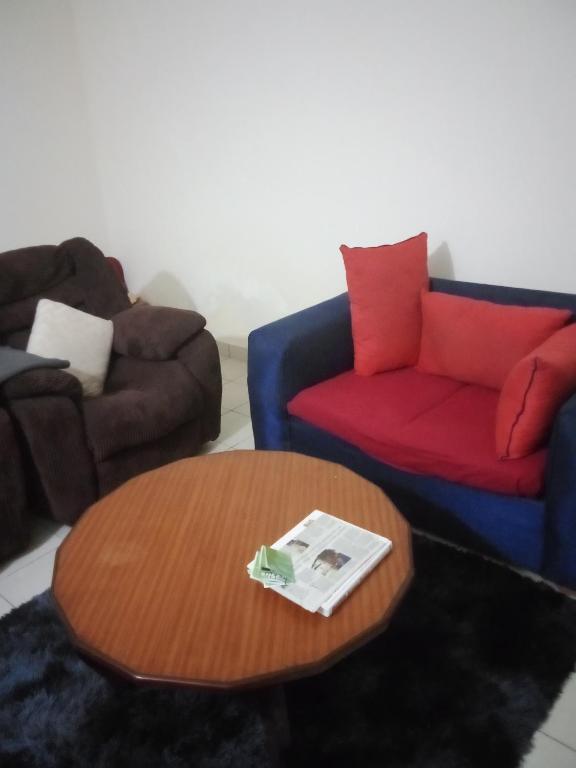 - un salon avec deux canapés et une table basse dans l'établissement Victoria apartments, à Mtwapa