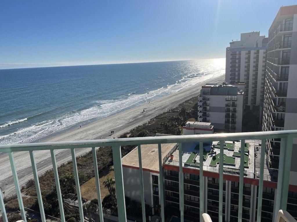 un balcón con vistas a la playa y al océano. en 74th Ave N, 1443-44 - Ocean View Sleeps 8 en Myrtle Beach