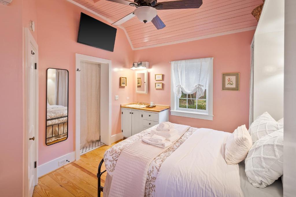 ein Schlafzimmer mit einem weißen Bett und einem Fenster in der Unterkunft Kent Cottage at Ivy Cottages in Crozet