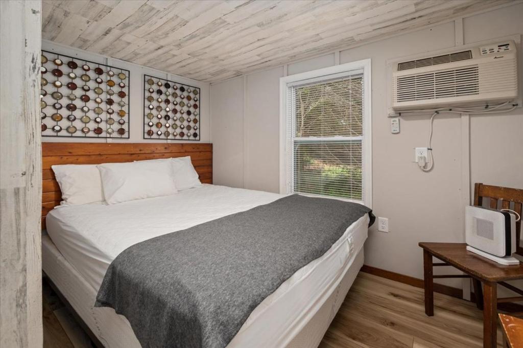 Postel nebo postele na pokoji v ubytování Beach Bum West-O Cabins
