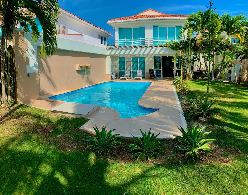 una piscina en el patio trasero de una casa en Villa En La Playa Cartagena #1, en Cartagena de Indias