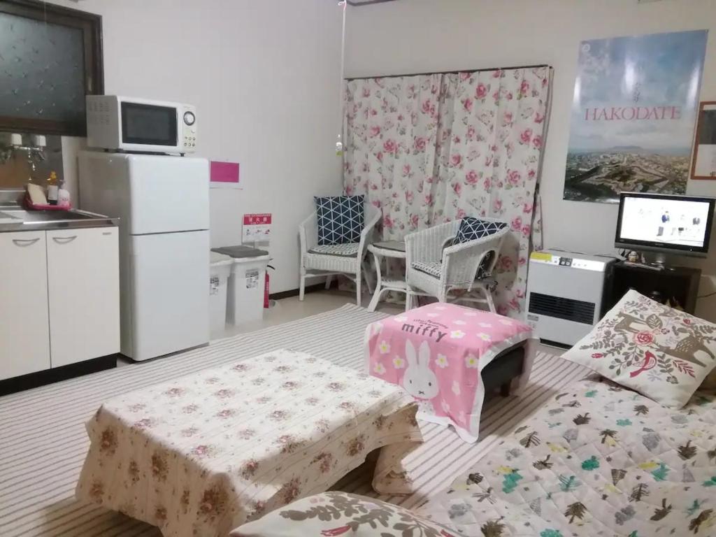 Habitación con cocina y sala de estar con dormitorio. en Corpo Marika 0 - Vacation STAY 45177v en Hakodate