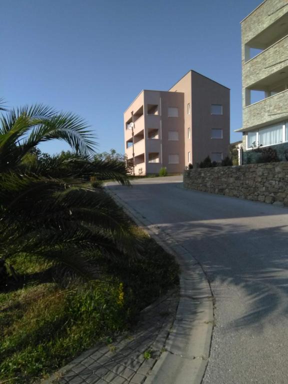 a street with a palm tree and a building at Appartment IVA Kampor in Kampor