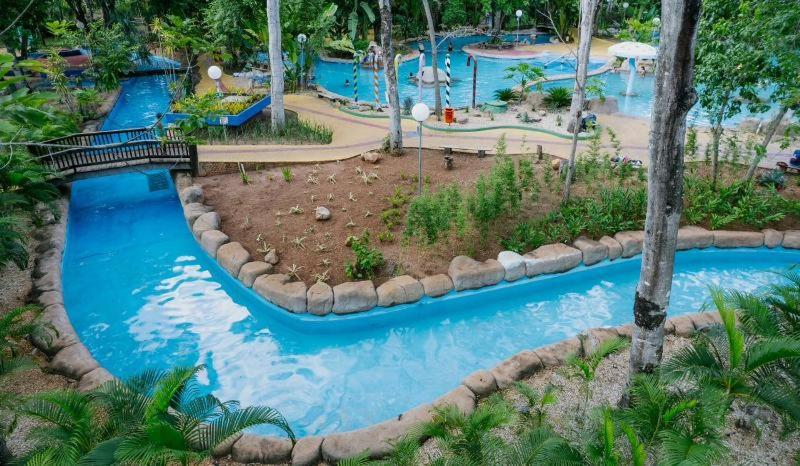 einen Pool in einem Themenpark mit blauem Wasser in der Unterkunft Casa Temporada Espaço Vip in Barra do Garças