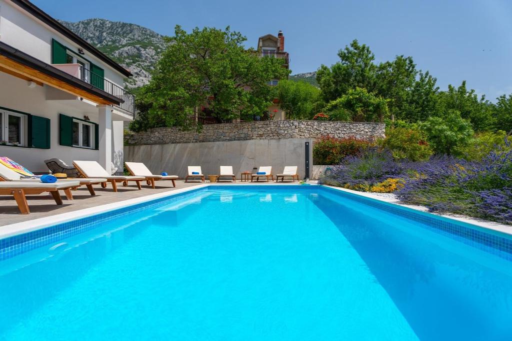 Bazén v ubytovaní Villa Belina: 4 ensuite bedrooms, game room, heated pool, sauna & gym alebo v jeho blízkosti