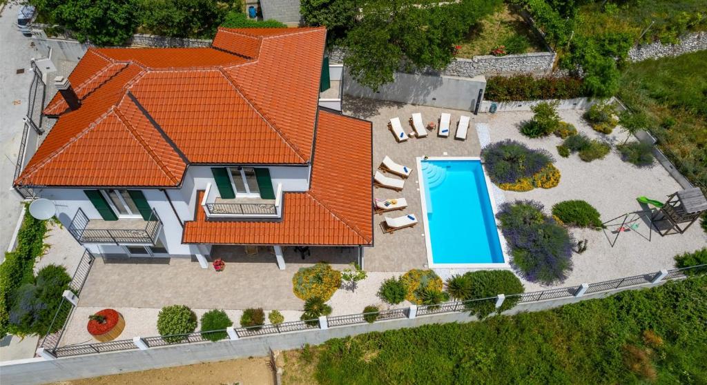 Bazén v ubytovaní Villa Belina: 4 ensuite bedrooms, game room, heated pool, sauna & gym alebo v jeho blízkosti