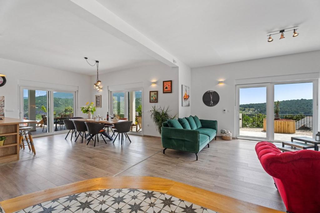 Posedenie v ubytovaní Villa Belina: 4 ensuite bedrooms, game room, heated pool, sauna & gym