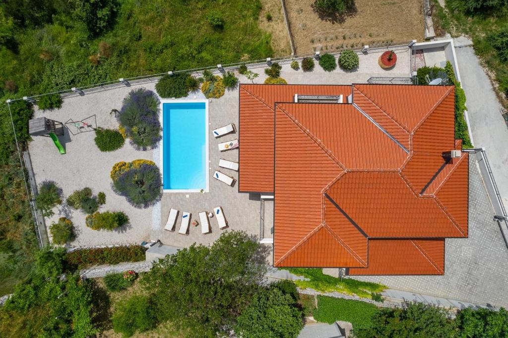 Bazén v ubytovaní Villa Belina: 4 ensuite bedrooms, game room, heated pool, sauna & gym alebo v jeho blízkosti