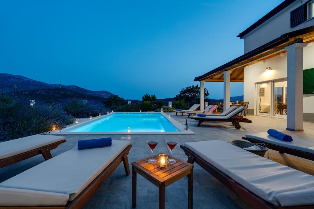 Bazén v ubytovaní Villa Belina: 4 ensuite bedrooms, game room, heated pool, sauna & gym alebo v jeho blízkosti