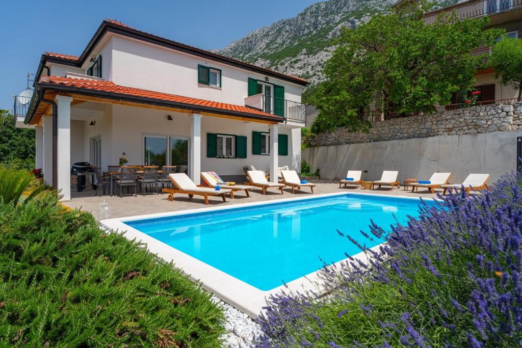 Bazén v ubytovaní Villa Belina: 4 ensuite bedrooms, game room, heated pool, sauna & gym alebo v jeho blízkosti