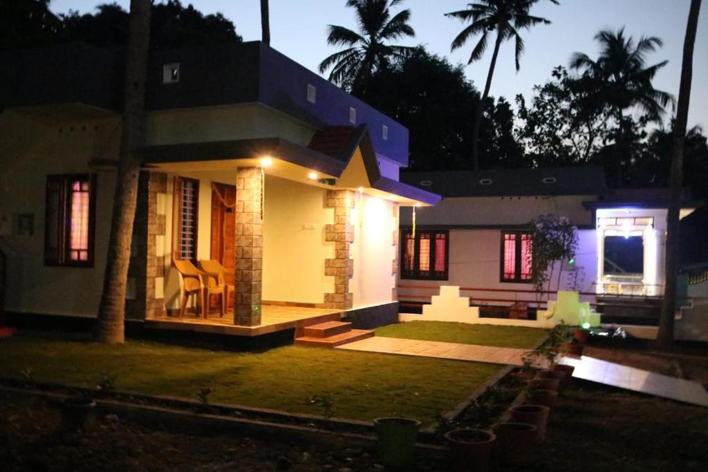 una casa con luces encendidas en la noche en Bhaskar villas homestays en Varkala
