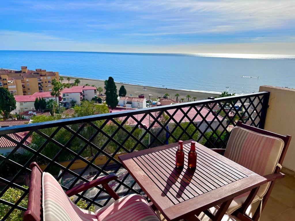 a table and chairs on a balcony with a view of the ocean at Apartamento con Vistas en Rincon de la Victoria in Cala del Moral