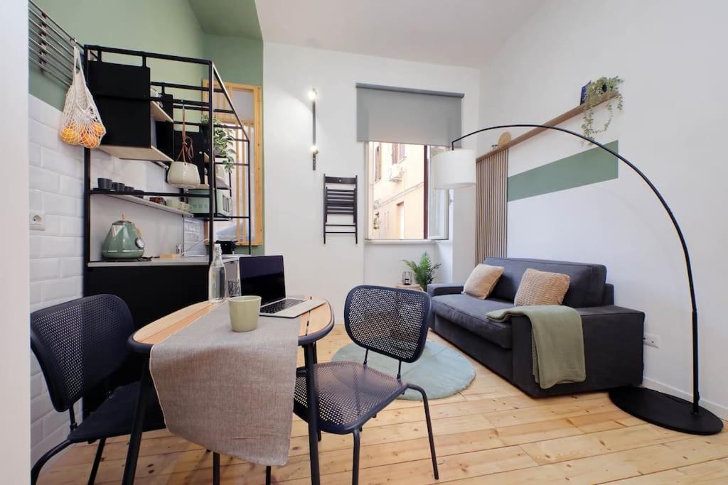 salon z kanapą, stołem i krzesłami w obiekcie Gazometro Apartment SelfCheck-in w Rzymie