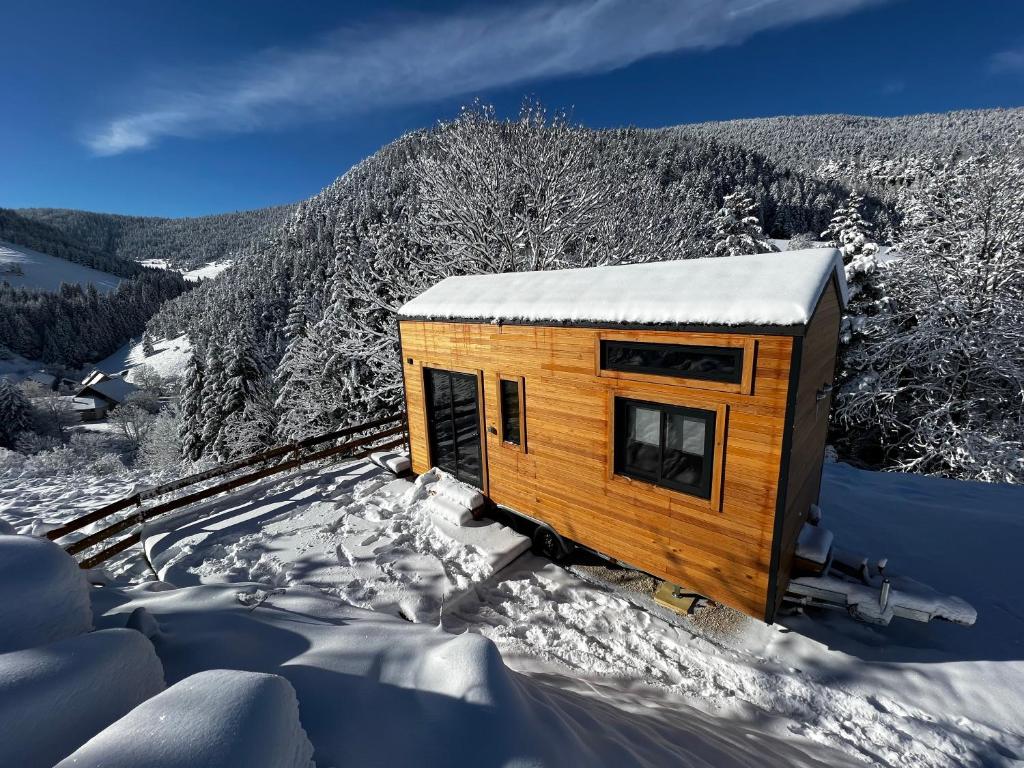 a small wooden cabin in the snow on a mountain at Petit chalet Cosy in Villard-de-Lans
