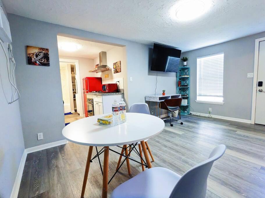een woonkamer met een witte tafel en stoelen bij Elegant Studio Montrose-Amalfi @ The ItalianPlaza in Houston