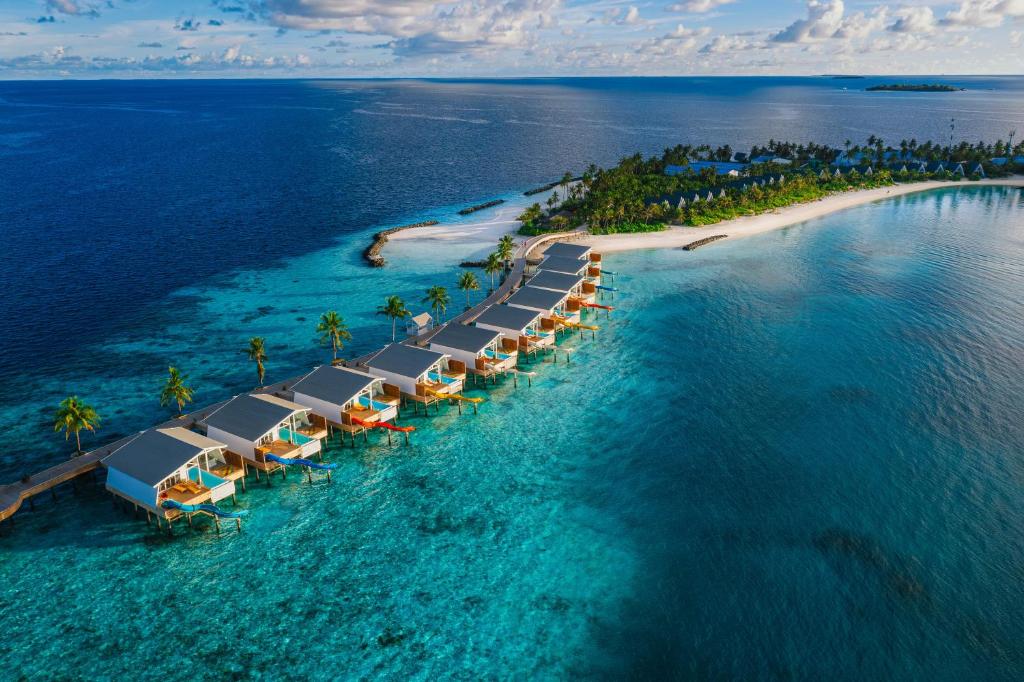 eine Luftansicht einer Insel im Meer in der Unterkunft Oaga Art Resort Maldives - Greatest All Inclusive Package With Free Speedboat Transportation in Nord-Malé-Atoll