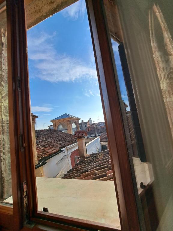 ヴェネツィアにあるロカンダ カ   フォルモーザの市街の景色を望む窓