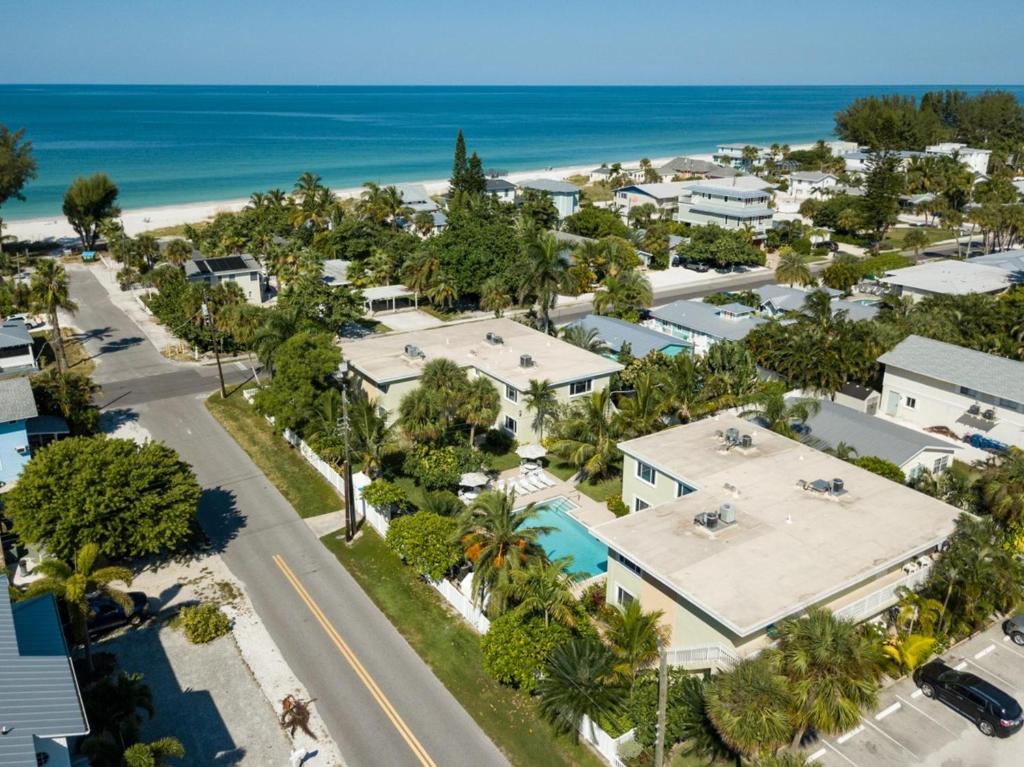 una vista aérea de un complejo con el océano en Palm Cay 6, en Holmes Beach