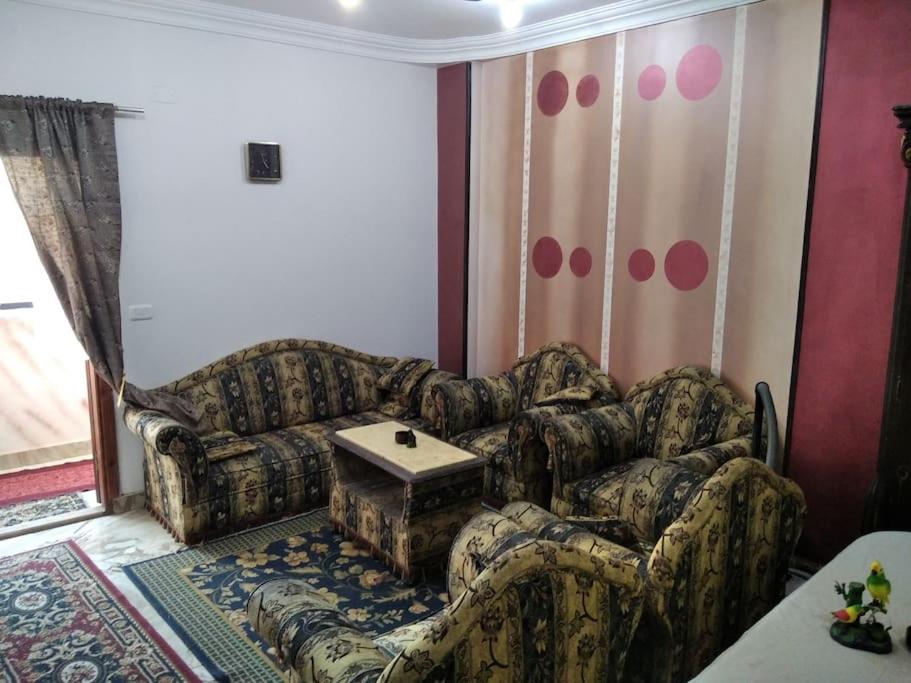 uma sala de estar com um sofá e uma mesa em Duck Nest (Kak Kak) no Cairo