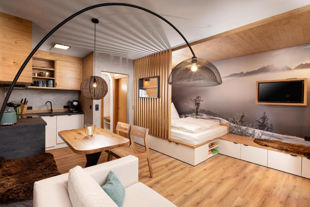 Zimmer mit einem Bett und einem Tisch in der Unterkunft Königsleiten Ski- und Wanderwohnung Top 40 an der Piste und Lift in Königsleiten