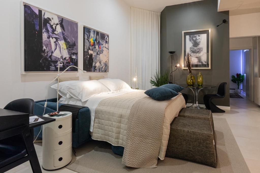 ターラントにあるLa Chimera Luxury Homeのベッド、机、テーブルのある寝室