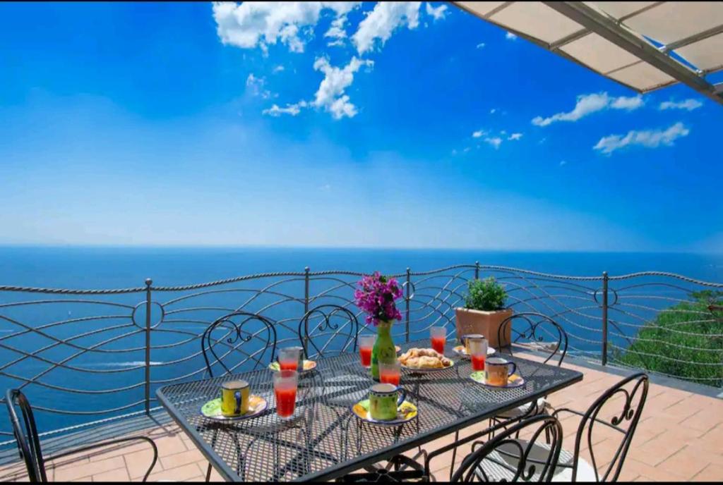 - une table sur un balcon avec vue sur l'océan dans l'établissement Casa L'incanto in Amalfi Coast con terrazza vista mare, à Furore