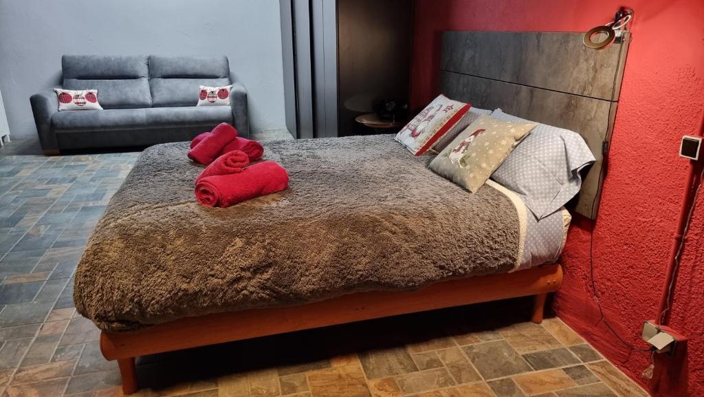 a bed with two red towels on top of it at Estudi Suite Desvern in Sant Just Desvern
