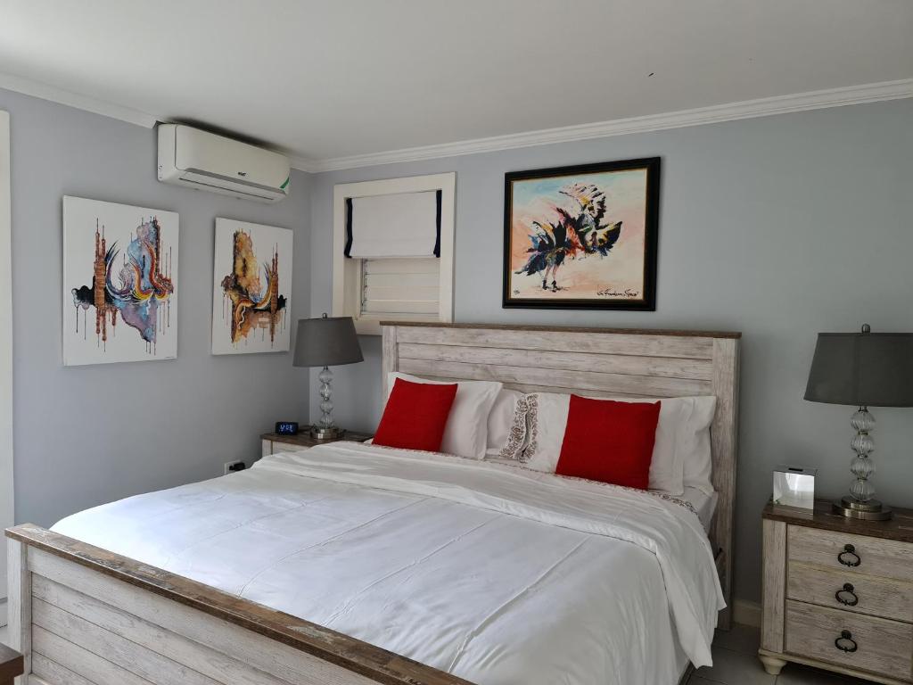 sypialnia z dużym białym łóżkiem z czerwonymi poduszkami w obiekcie Millsborough B&B w mieście Billy Dun
