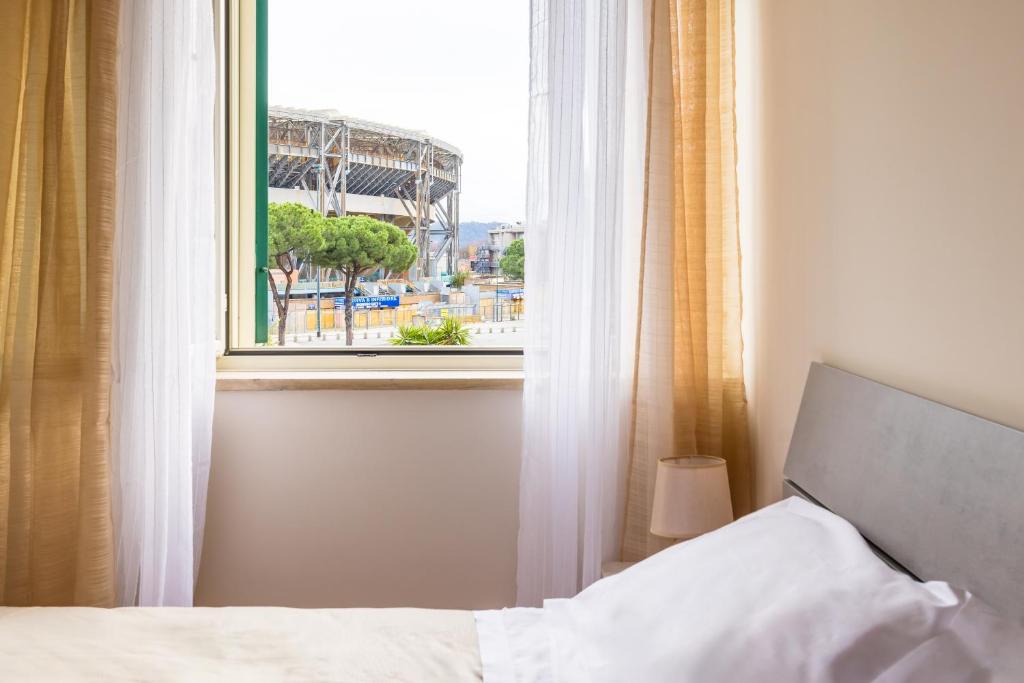 Punto Felice Stadio في نابولي: غرفة نوم مع نافذة مطلة على ملعب