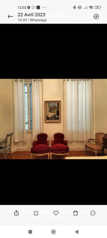une photo d'un salon avec des chaises et des rideaux dans l'établissement Appartement chic Haussmanien, à Collobrières