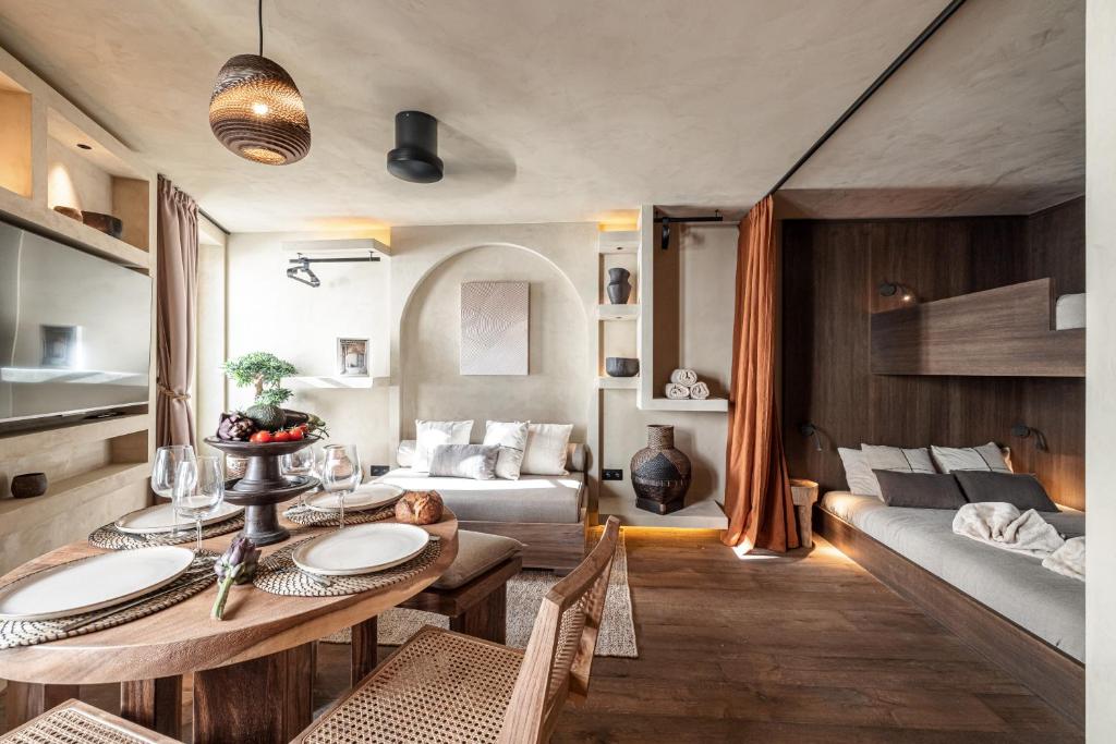 - un salon avec une table et un canapé dans l'établissement WABISABI SUITES - MÉRO, à Cannes