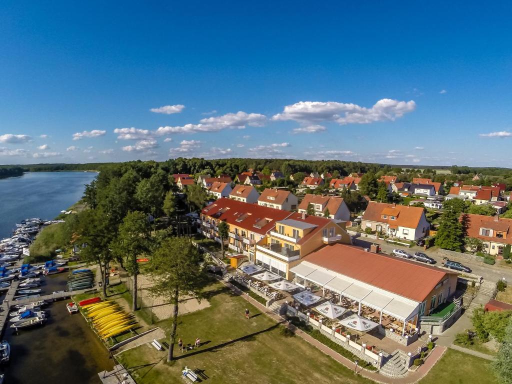 una vista aérea de una ciudad junto a un cuerpo de agua en Strandhotel Mirow en Mirow