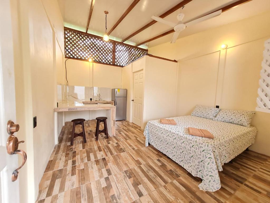 1 dormitorio con 1 cama y 1 mesa en una habitación en Apartamentos Sol, en Cahuita