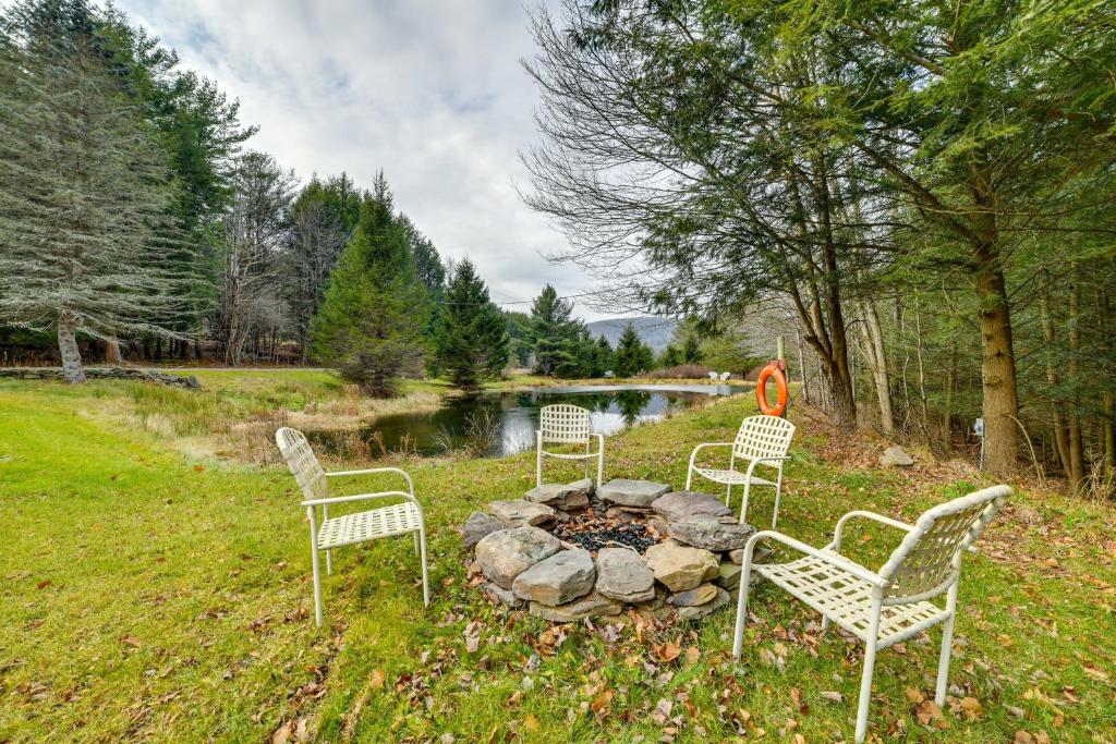 Vrt ispred objekta Wooded Walton Home with Fire Pit and On-Site Pond!