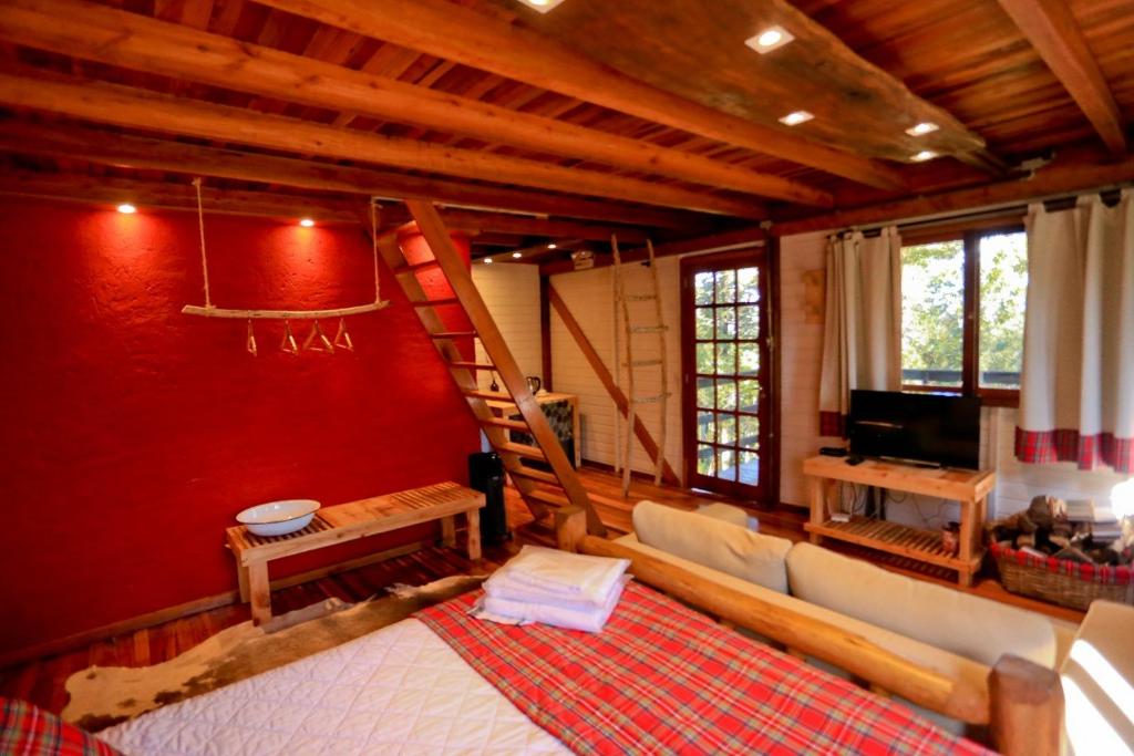 En eller flere senge i et værelse på Snow Valley Eco Lodge