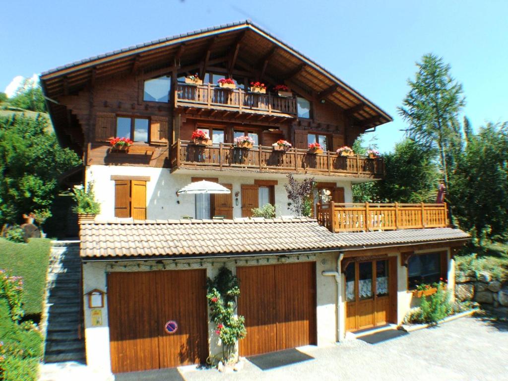 Casa grande con 2 balcones en la parte superior. en Chalet Le Paradou, en La Côte-dʼAime