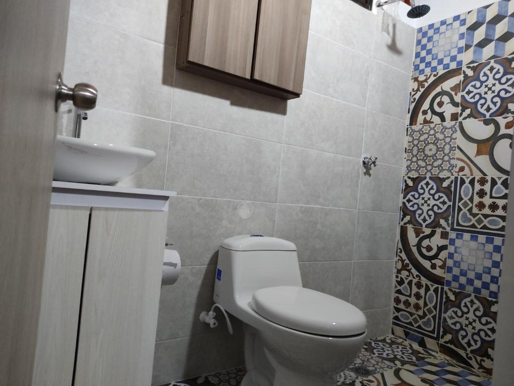 Descanso y tranquilidad في سانتا في دي أنتيوكيا: حمام مع مرحاض ومغسلة ودش