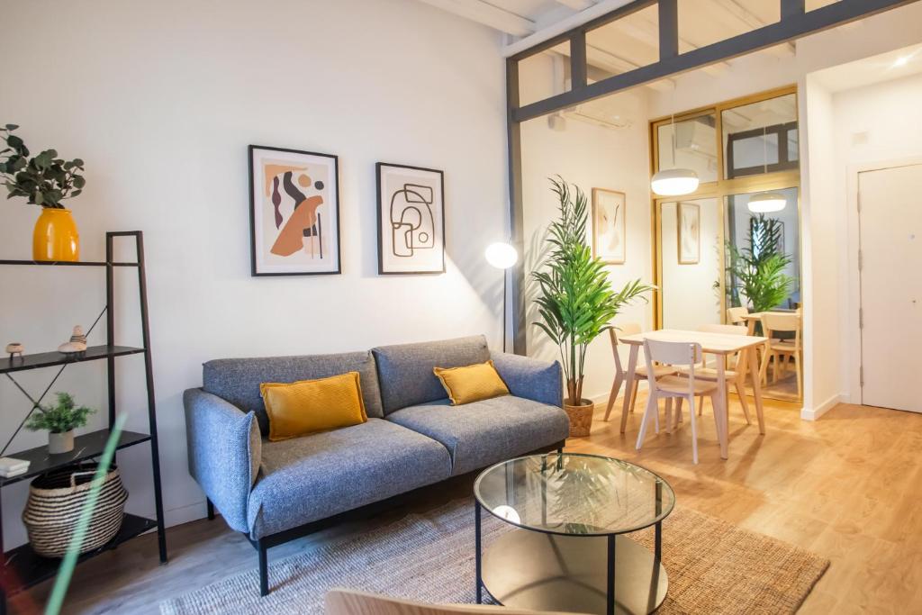 バルセロナにある22ROS1064- Nuevo y Super luminoso apartamento en Poble Secのリビングルーム(青いソファ、テーブル付)