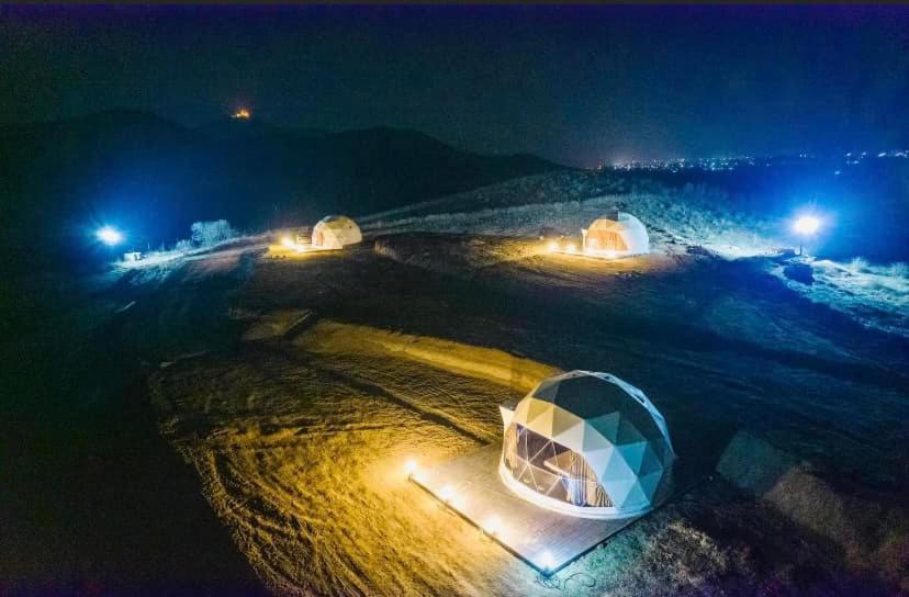 eine Gruppe von Zelten auf einem Feld in der Nacht in der Unterkunft Bolnisio Resort in Bolnisi