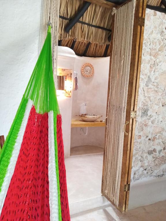 vistas al baño desde la entrada a la habitación en Casa Maya Tolok - Alberca - Wifi-Starlink - Tour Sustentabilidad, en Izamal