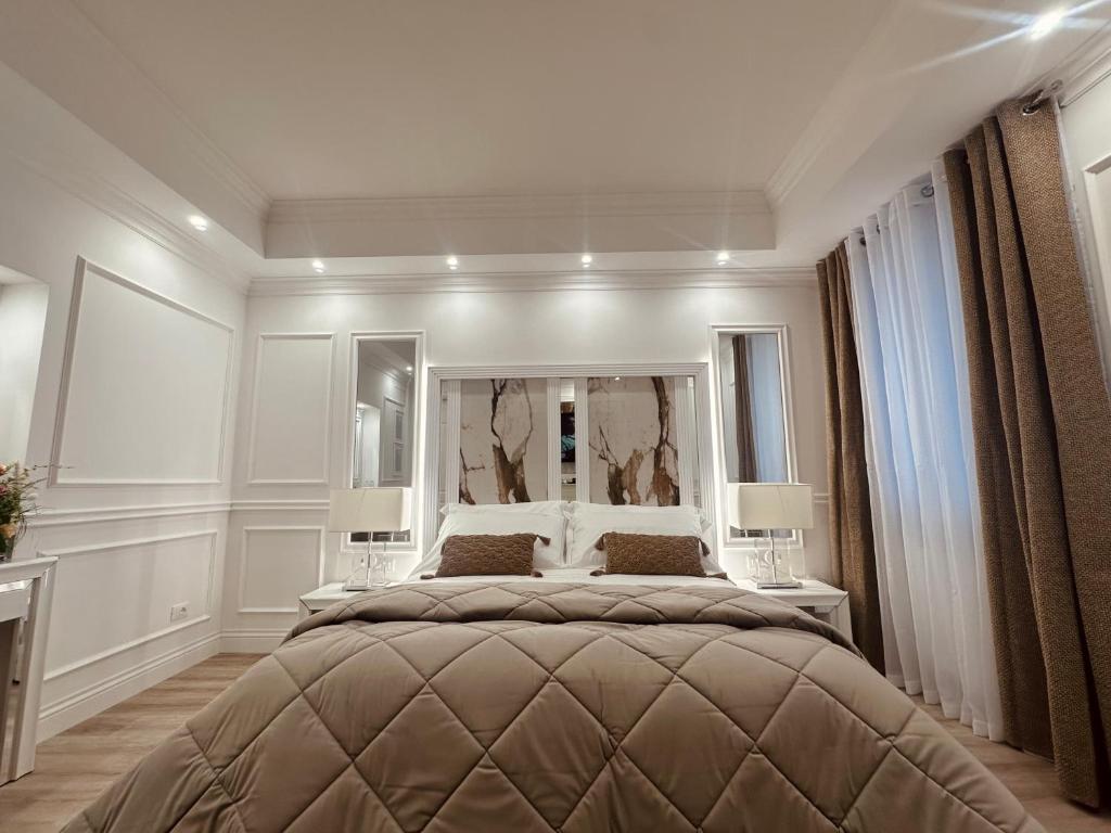 ein Schlafzimmer mit einem großen Bett und einem großen Spiegel in der Unterkunft 6 AL TOP in Rom