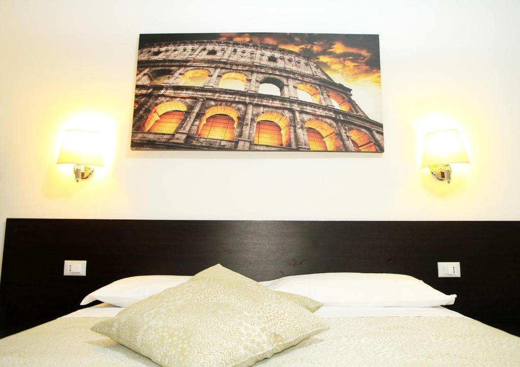 ローマにあるLe tue Notti a San Pietroのベッドルーム1室(壁に絵が描かれたベッド1台付)