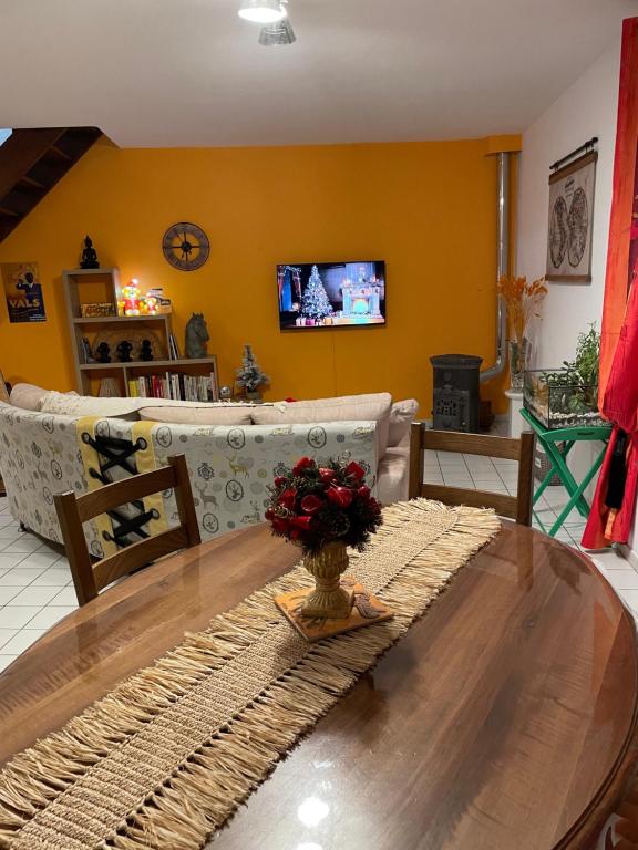 TV a/nebo společenská místnost v ubytování La Cigale Ardéchoise