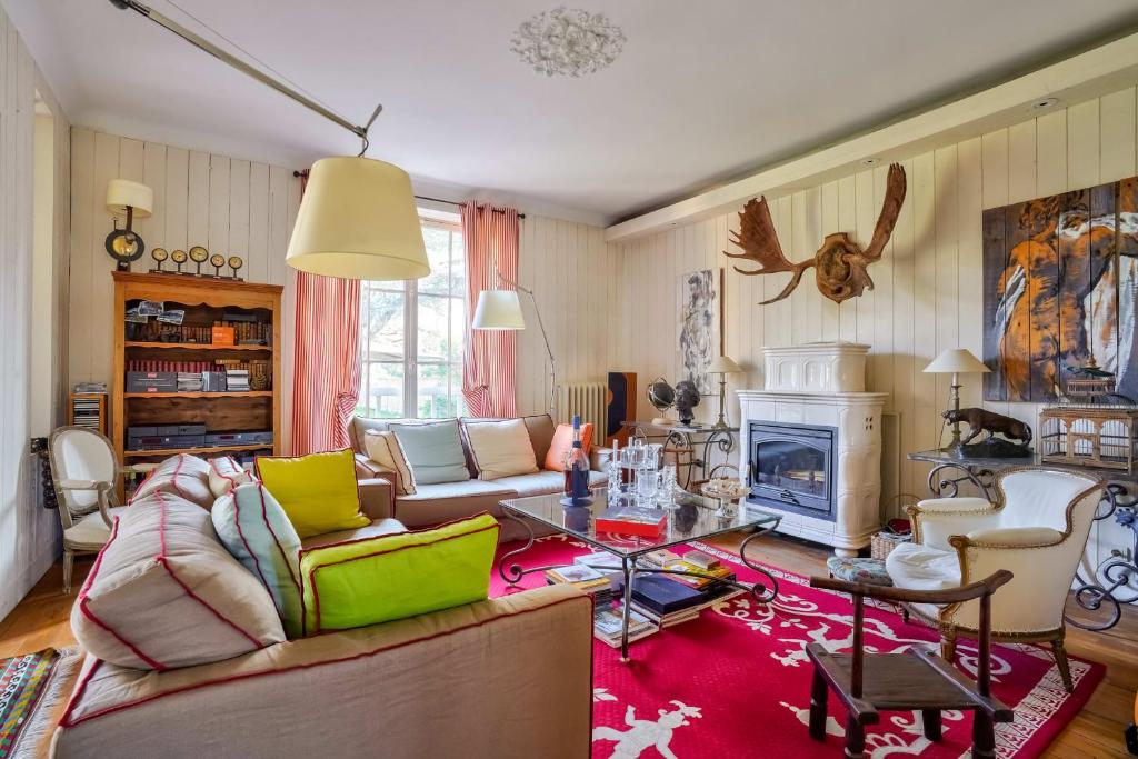 - un salon avec un canapé et une table dans l'établissement Sublime family home in Versailles - Welkeys, à Versailles