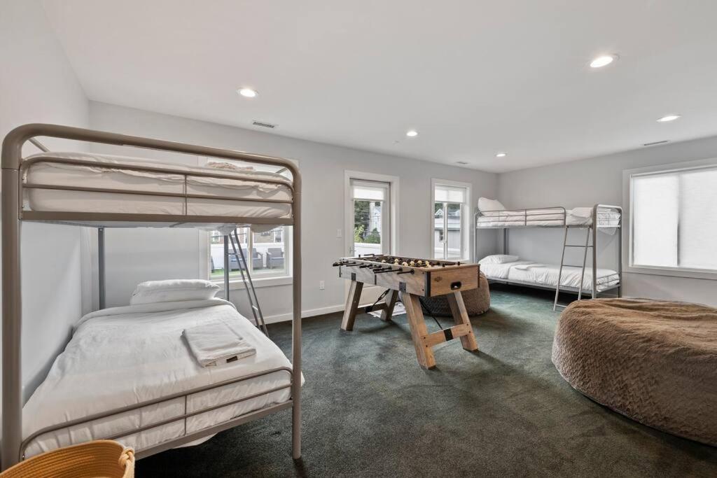 - une chambre avec 2 lits superposés et un échiquier dans l'établissement Piermont Waterfront Villa!, à Piermont