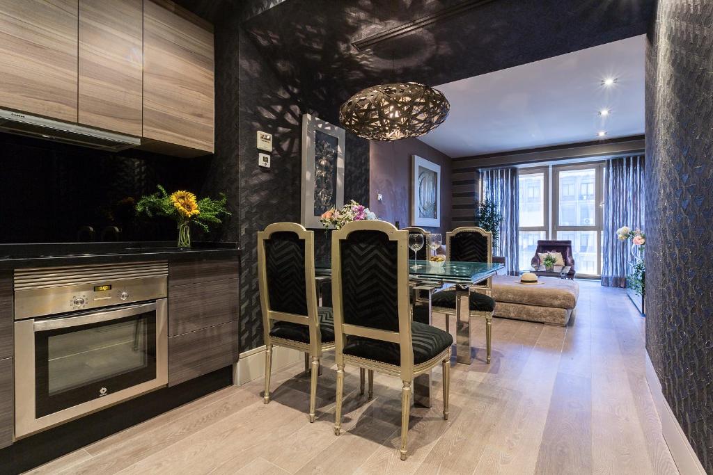 una sala de estar con una mesa y un sofá en Santa Maria Luxury 2 Rooms 2 Baños, en Cádiz