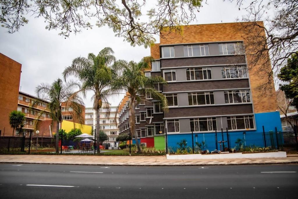 um edifício ao lado de uma rua em Feel Home em Pretoria